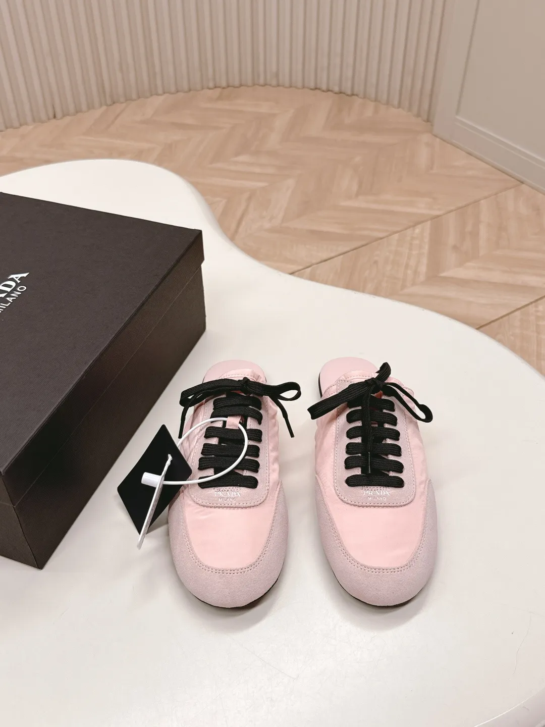 👟👟Ex-factory price 480👟👟 New color half-flop Prada Collapse regenerated nylon and suede leather stretch half-flop 2025 spring and summer latest catwalk style Forrest Gump slippers Fashion item thin casual slippers This ultra-light sports shoe is made of regenerated nylon and suede leather to create a three-dimensional shoe shape. The mixed materials highlight Prada's sports style and exquisite craftsmanship soul. The flat bottom design and elastic side cuffs make it easy to put on and take off with ease. The upper is decorated with a screen-printed logo ● Thin rubber sole · Removable leather insole upper, a casual shoe that is light, easy to wear and practical, with an original molded rubber outsole! Encounter a variety of colors combined with Forrest Gump shapes and iconic details such as Prada regenerated nylon to interpret a new style. Size: Women’s size. 35～39# 40.41